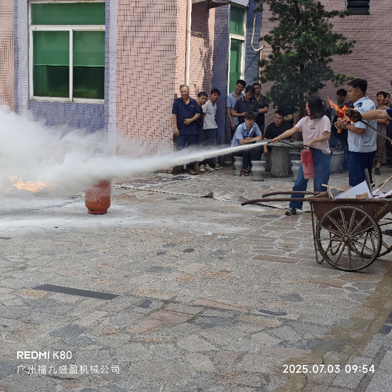 夏季消防實踐,美女們一槍搞定（dìng）